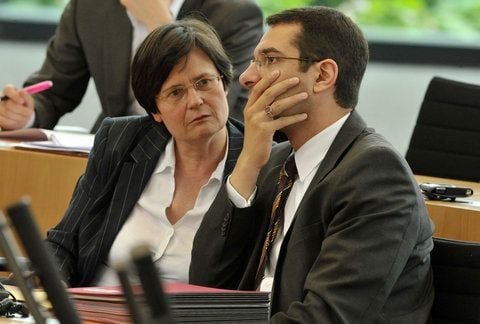 Thüringens Ministerpräsidentin Christine Lieberknecht spricht im Mai 2010 im Thüringer Landtag in Erfurt mit Regierungssprecher Peter Zimmermann. (FOTO: DPA)