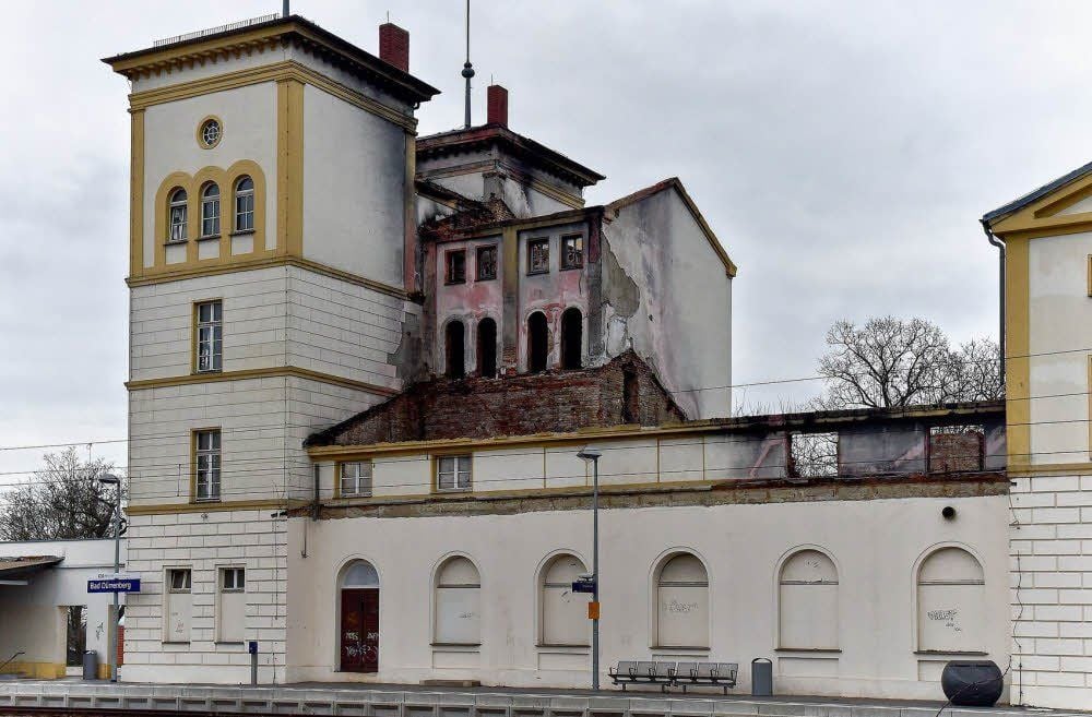 Das Empfangsgebäude ist ein Schandfleck. Daran wird sich so schnell wohl auch nichts mehr ändern.