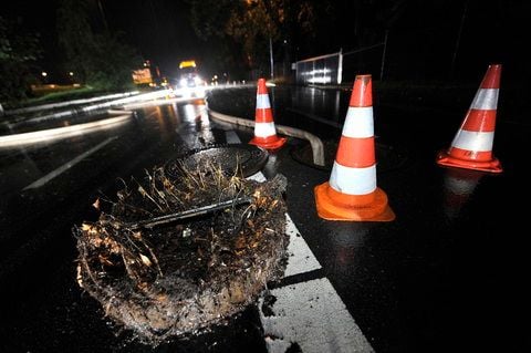 Ein von der Feuerwehr ausgehobenes verstopftes Gulli-Sieb liegt in Laatzen bei Hannover neben einem Feuerwehrschlauch, mit dem Wasser abgepumpt wird. (FOTO: DDP)