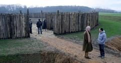 Besucher stehen am Mittwoch (21.12.2005) im ältesten, 7000 Jahre alte Sonnenobservatorium der Welt in Goseck (Kreis Weißenfels). Die Anlage wurde pünktlich zur Wintersonnenwende, eröffnet. (Foto: dpa)