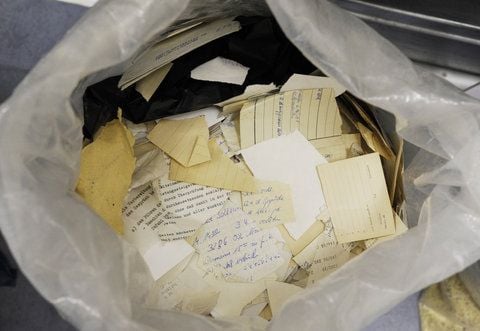 Papierschnipsel von Akten des Ministeriums für Staatssicherheit (MfS) in einem Sack in der Stasi-Unterlagenbehörde. (FOTO: ARCHIV/DPA)