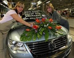 Der 1,5-millionste Passat aus Sachsen läuft am Freitag (24. März 2006) in der Volkswagen Sachsen GmbH in Zwickau/Mosel vom Band und wird von den Mitarbeiterinnen Annett Hellmann und Ulirike Schwabe (v.l.) für den Fototermin mit Blumen geschmückt. (Foto: dpa)