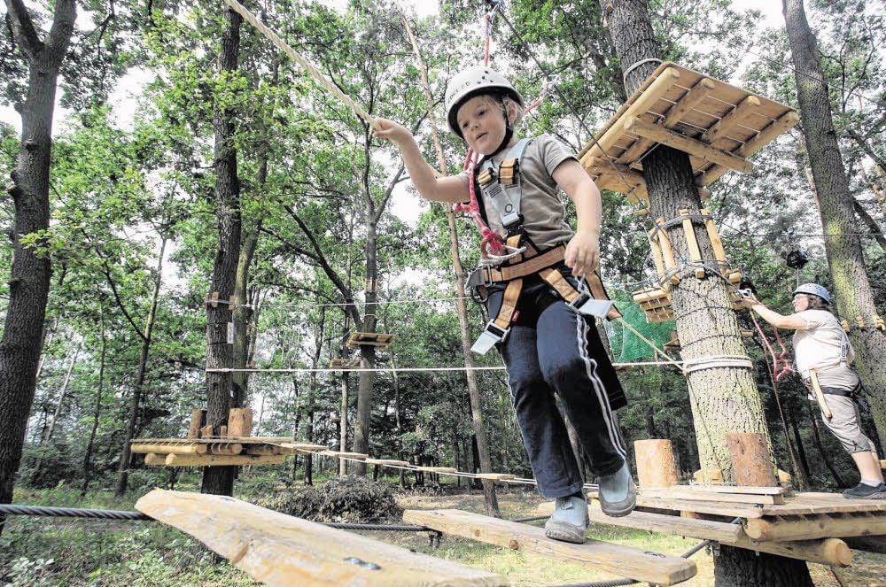 Die „Adria“ in Dessau (direkt an der Autobahnabfahrt Dessau-Ost) lockt mit See, Sandstrand, Liegewiese, einem Kletterwald und Campingplatz. Informationen zu den Angeboten unter: http://www.freizeitpark-adria.de/