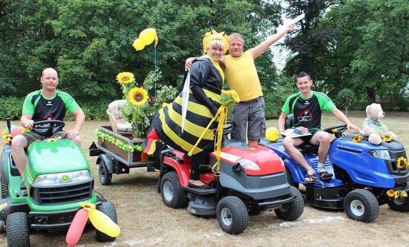 Die Sieger im Rasentraktor-Wettkampf mit Glücksbiene Peggy Knöffel (von links): Enrico Matschos, Matthias Hinze und Andy Rothe