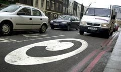 Das C auf der Straße steht für «Congestion charge» - so heißt die City-Maut in London, die auch Auto fahrende Touristen in Teilen der britischen Hauptstadt zahlen müssen. (Foto: dpa)