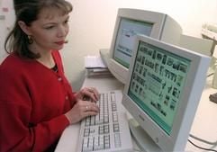 Tippen, telefonieren und manchmal auch Kaffee kochen: Bürokaufleute werden sowohl in Industrie und Handel wie auch im Handwerk benötigt. (Foto: dpa)
