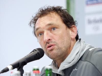 Claus-Dieter Wollitz spricht als Osnabrück-Trainer im März auf einer Pressekonferenz. (FOTO: DPA)