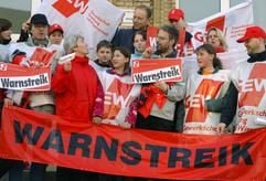Während eines Warnstreiks der Lehrer in Halle stehen am Dienstagmorgen (12.04.2005) Lehrer mit Schülern vor dem Eingang der Integrierten Gesamtschule in Halle. (Foto: dpa)