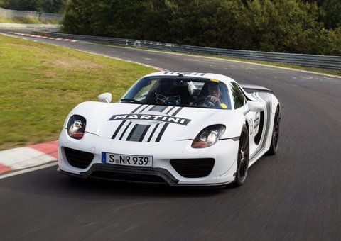Der Porsche 918 Spyder wird von zwei Elektromotoren (85 kW/116 PS, 95 kW/129 PS) sowie einem V8-Benzinmotor angetrieben, der 426 kW/580 PS leistet. (FOTO: PORSCHE)