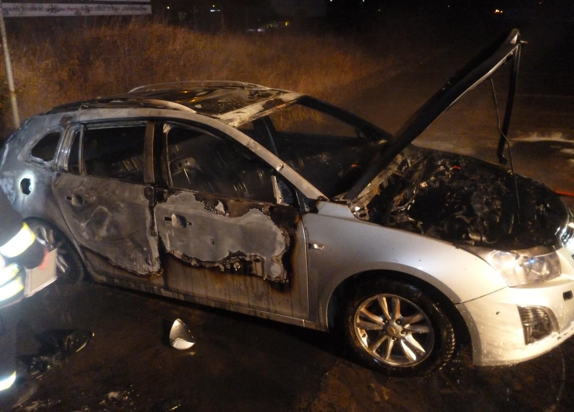 Der ausgebrannte Chevrolet - unklar ist, weshalb das Auto in Brand geriet.