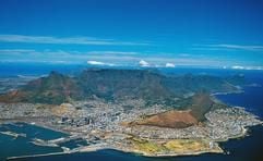 Blick auf Kapstadt mit dem 1087 Meter höhen Tafelberg. Auch hier soll ein Massenküssen, ein «Kissathons», stattfinden. (Foto: dpa)