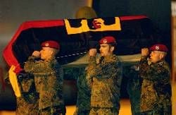 Die toten Soldaten werden überführt
