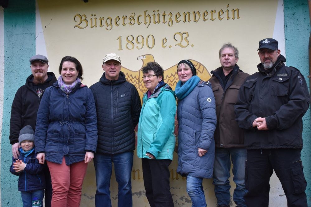 Stolz auf die Tradition: Schützen vor ihrem Schießstand
