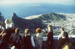 Vom Tafelberg-Plateauaus sind das Zentrum von Kapstadt, der Signalhügel nahe am Atlantik sowie der Lion's Head (links) mit einem Blick gut zu erfassen. Südafrika bewirbt nimmt den vierten Anlauf bei der WM-Bewerbung. (Foto: dpa, Archiv)