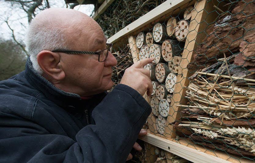Manfred Krebs freut sich besonders über das Insektenhotel.