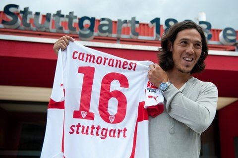 Der Italiener Mauro Camoranesi hält am Dienstag (31.08.2010) in Stuttgart nach einer Pressekonferenz sein neues Trikot in die Höhe. (FOTO: DPA)