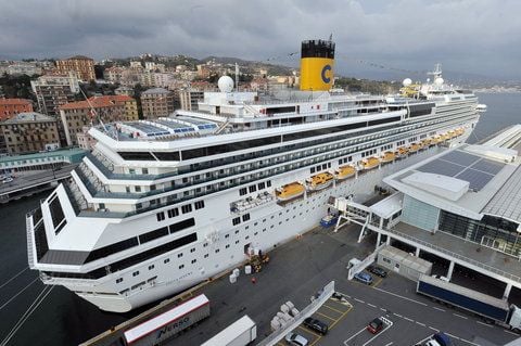 Die «Costa Sernea», ein Schwesterschiff der auf Grund gelaufenen «Costa Concordia», liegt im Hafen von Savona (Italien) an der Kaimauer vertäut. (FOTO: DPA)