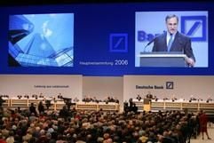 Der Vorstandssprecher der Deutschen Bank, Josef Ackermann, hält am Donnerstag (01.06.2006) während der Hauptversammlung des Unternehmens in der Festhalle in Frankfurt am Main seine Rede. (Foto: dpa)