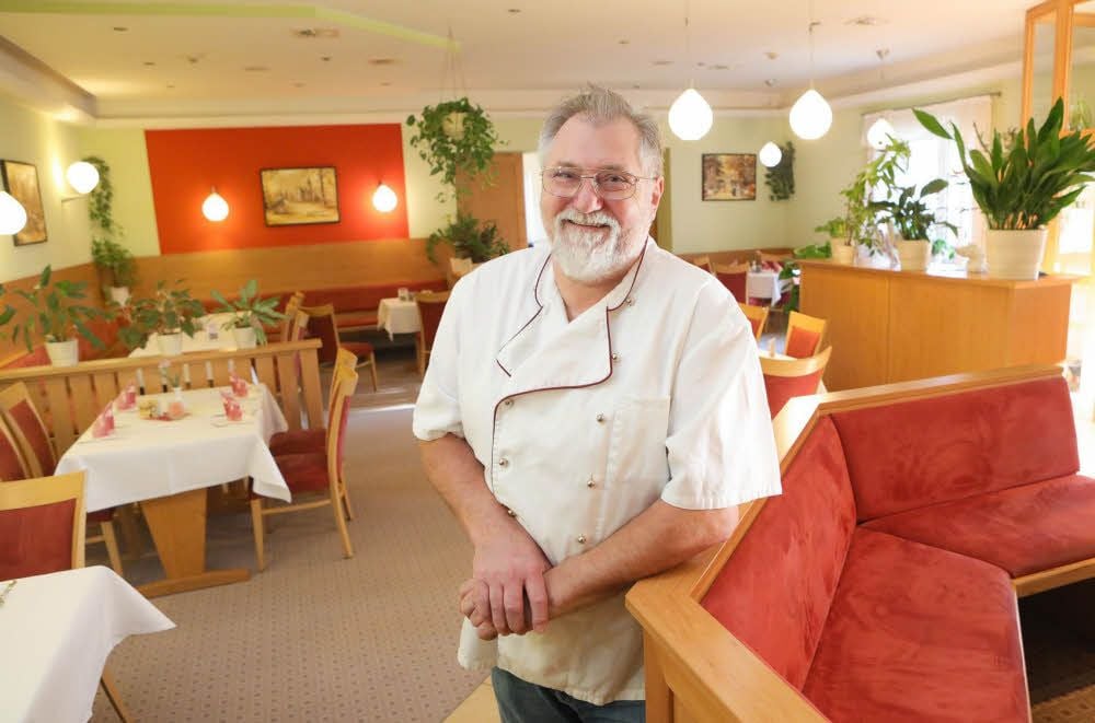 Gerald Große ist nicht nur der Chef in der „Heideperle“ in Kochstedt, er hat auch in der Küche die Chefmütze auf.