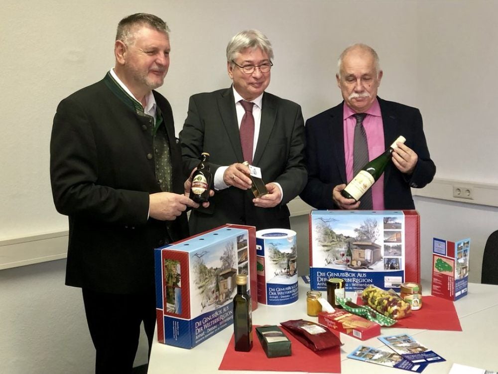 Uwe Schulze, Peter Kuras und Jürgen Dannenberg (v.l.) entdecken die Genussbox.