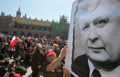 Mit einem Staatsbegräbnis für den polnischen Präsidenten sind die Trauerzeremonien am Sonntag in Krakau zu Ende gegangen.