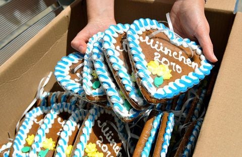 Auch schön: Eine freiwillige Helferin der Erzdiözese München und Erding verteilt in München Lebkuchenherzen mit der Aufschrift «München 2010». (FOTO: DPA)