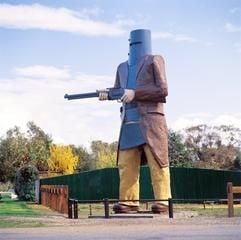 Große Plastikfiguren rühren vielerorts in Australien die Werbetrommel für lokale Attraktionen. In Glenrowan im Nordosten Victorias steht diese sechs Meter große Ned-Kelly-Statue mit der charakteristischen Rüstung und dem Schutzhelm aus Eisen. (Foto: dpa)