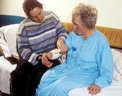 Senioren müssen sich nicht mit körperlichen Schmerzen abfinden - eine auf den Patienten zugeschnittene Schmerztherapie kann, unter Umständen in Kombination mit Medikamenten, die Leiden älterer Menschen entscheidend lindern. (Foto: „DSH/dpa/gms“) (Foto: dpa)