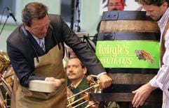 Bundeskanzler Gerhard Schröder eröffnet am Freitag (27.08.2004) mit einem Bierfass-Anstich das 50. dreitägige Sängerfest in Finsterwalde (Elbe-Elster), bei dem 3000 Künstler auftreten. Der Sängerfestverein sowie die Stadt Finsterwalde haben mit der Polizei ein verstärktes Sicherheitskonzept zum Schutz Schröders erarbeitet. Wie sie betonten, sei das Sängerfest keine politische Veranstaltung, sondern ein Volksfest. (Foto: dpa)