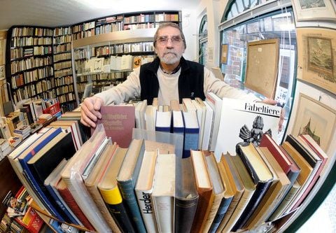 Buchhändler Wolfgang Schönemann posiert in seinem Antiquariat in Schwerin. (FOTO: DPA)