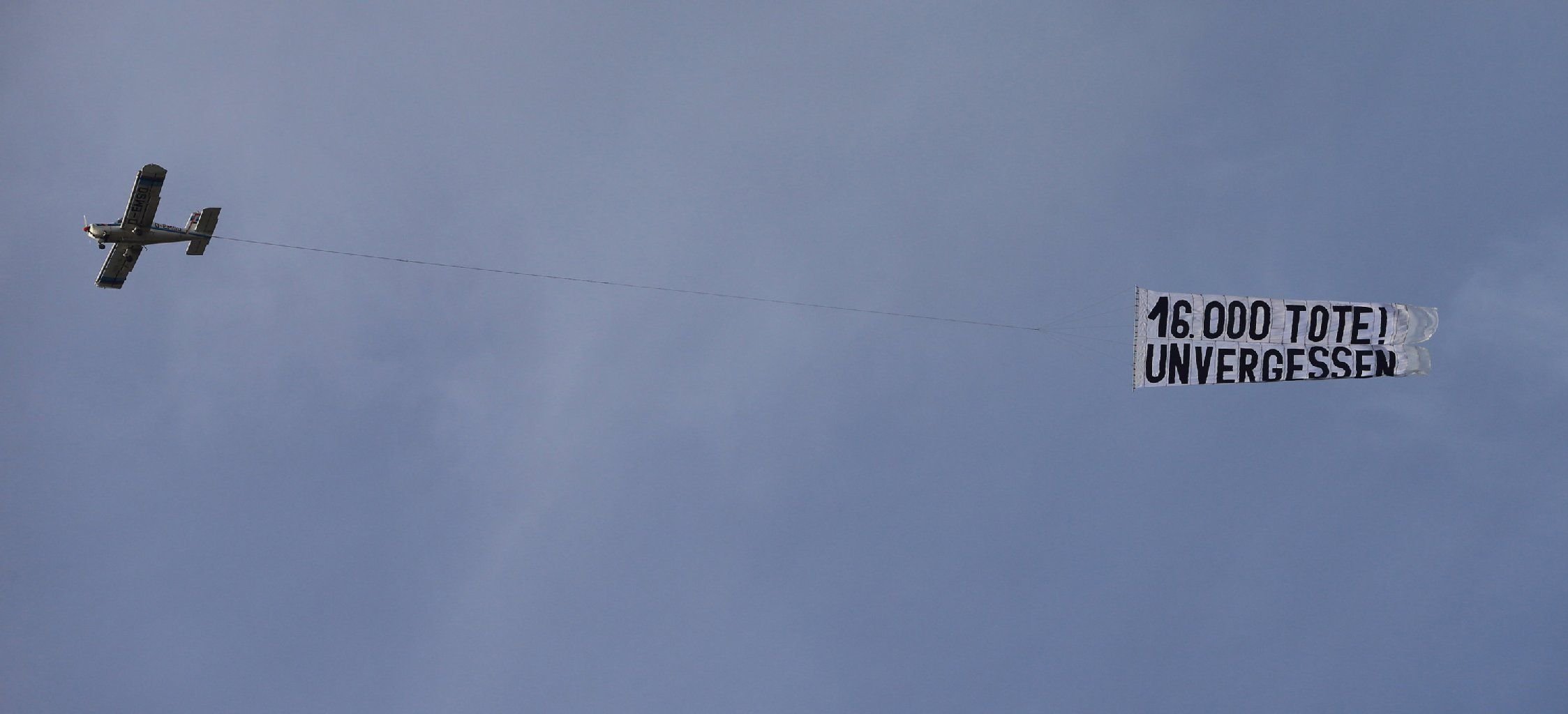 Ein von rechten Gruppen gemietetes Flugzeug mit einem Transparent "16.000 Tote! Unvergessen" kreist über Magdeburg.