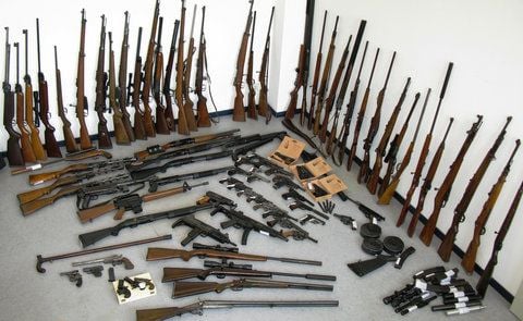 Ein Polizeifoto zeigt beschlagnahmte Waffen. (ARCHIVFOTO: DPA)