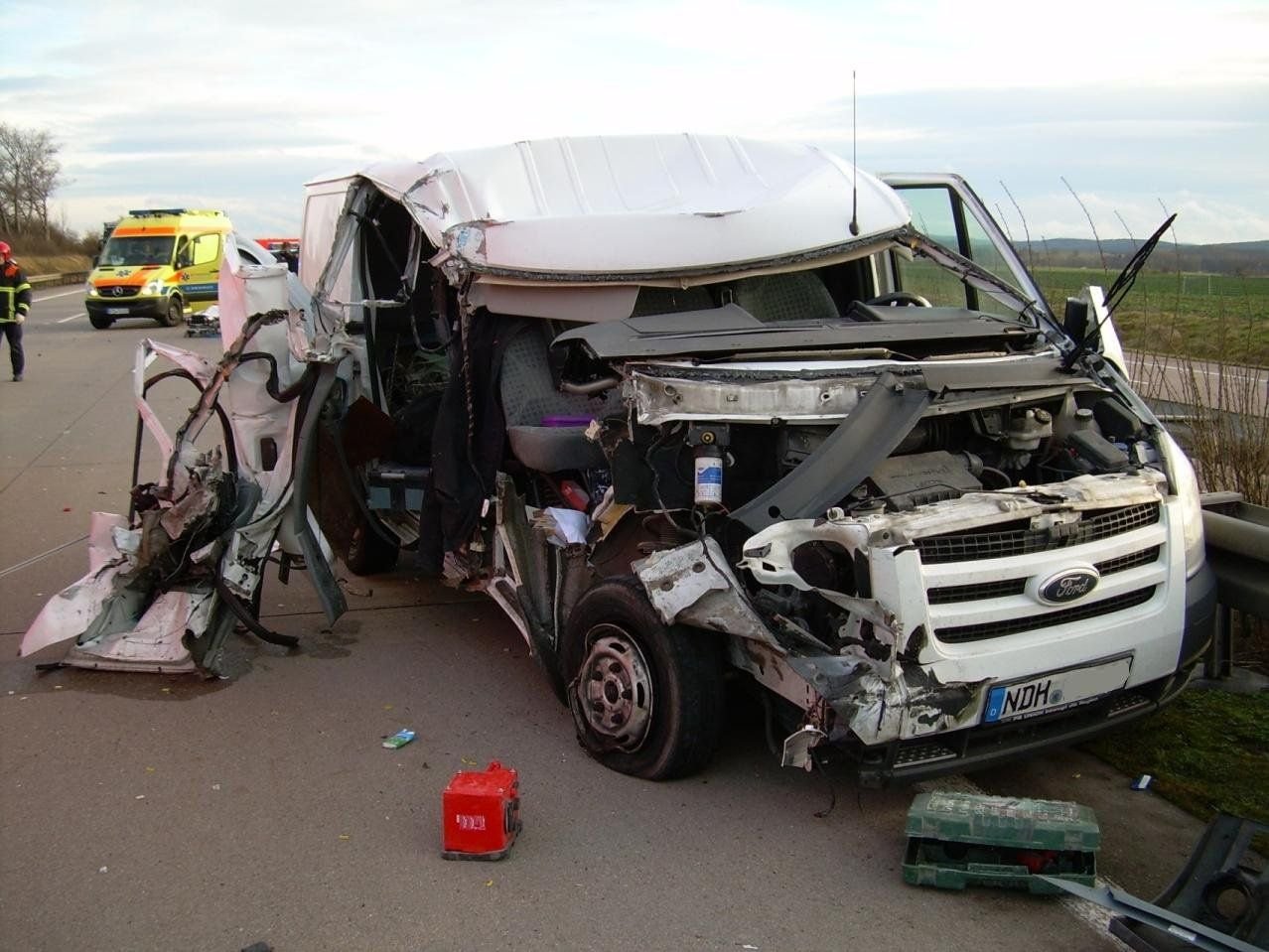Der zerstörte Kleintransporter auf der Autobahn 4 bei Gotha.