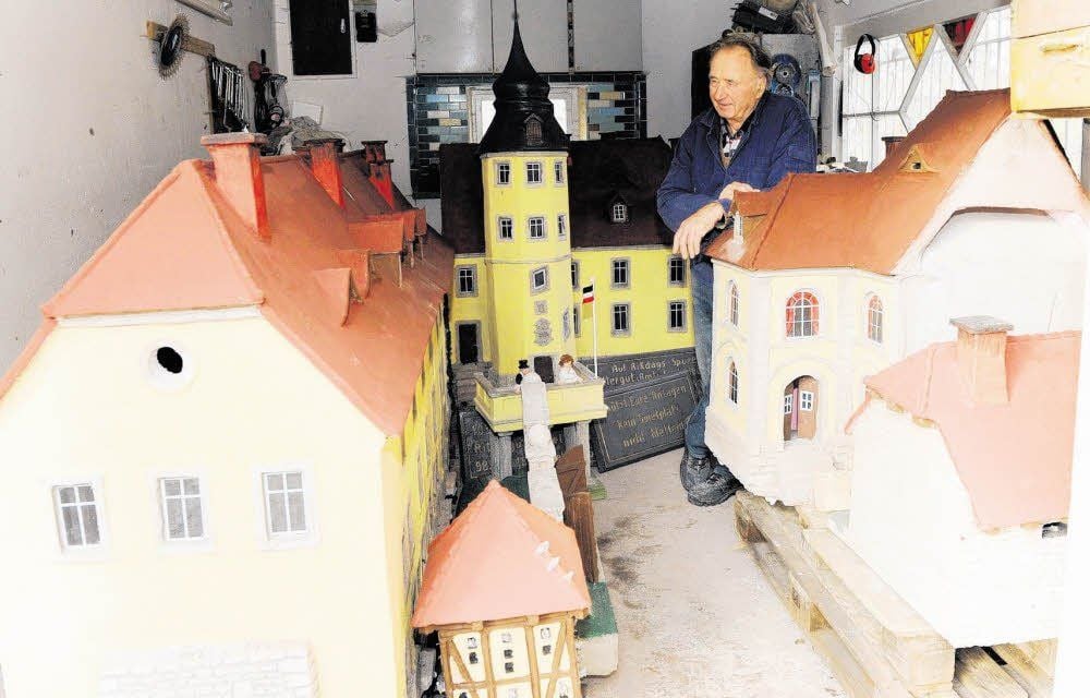 Wie der Gulliver im Land der Zwerge: Günther Beinert an seinem Modell des Ritterguts Gebststedt.