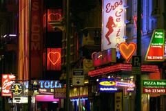 Bunt leuchten die Neonreklameschilder in der Taunusstraße im Rotlichtviertel von Frankfurt am Main. Gegenüber dem Hauptbahnhof befindet sich das Bahnhofsviertel - in dem auch der Rotlichtbezirk liegt -, der wie kaum eine andere Gegend in Deutschland für Sex, Drogen und Kriminalität steht. (Foto: dpa)