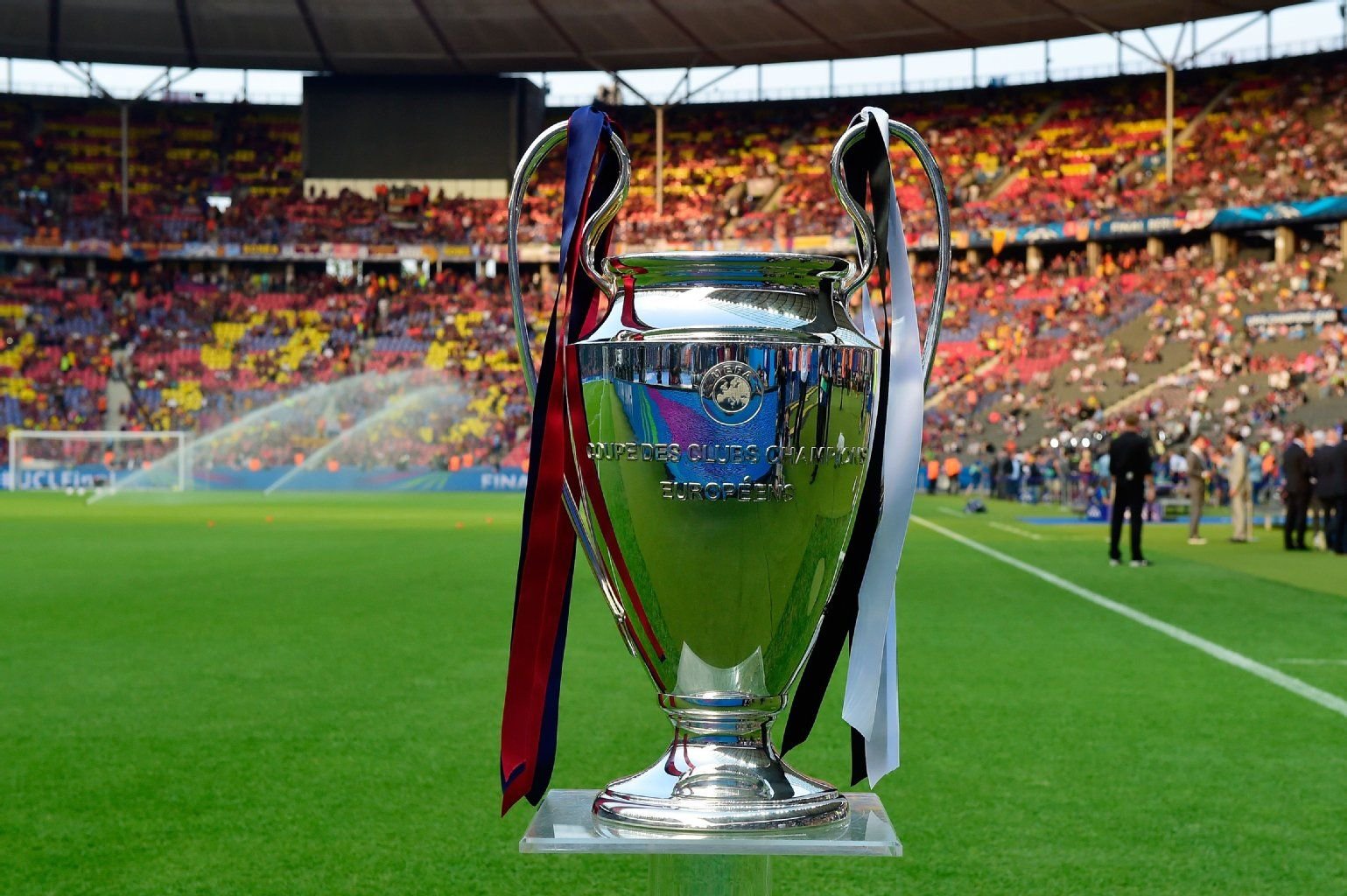 Da steht der begehrteste Pokal im Vereinsfußball: Die Champions-League-Trophäe.