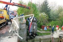 Erst Stunden nach dem Unfall konnte das Auto aus der Unstrut-Schleusegeborgen werden. Fünf junge Männer starben. (MZ-Foto: Nicky Hellfritzsch)