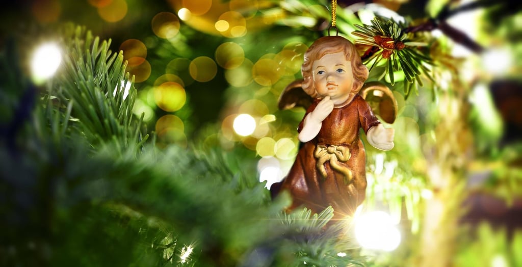 Ein Engel an einem Weihnachtsbaum. (Symbol)