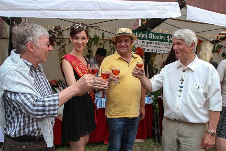 Zum Wohl heißt es bei Eberhard Scheuer, Daniela I., Olaf Brückner und Norbert Hörig.