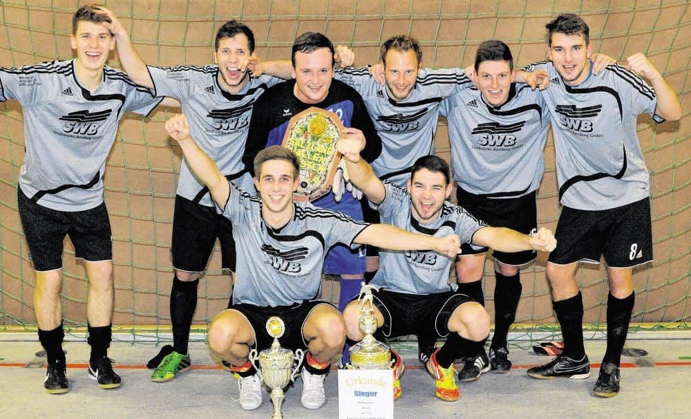 So sehen Sieger aus. Die Spieler der Reserve des TV Askania bejubeln ihren zweiten Erfolg bei den Hallen-Masters. Hinten von links: Michael Schoon, Tobias Donath, Benjamin Kollmann, René Fritsche, Stefan Martens, Lucas Weichbrot. Vorn: Maximilian Moye (links) und Max Labbert.