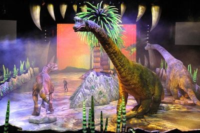 Dinosaurier agieren am Donnerstag in Berlin in der Show «Dionosaurier - Im Reich der Giganten» in der O2-World. Die Show ist vom 10. bis 13.12.2009 zu sehen. (FOTO: DPA)