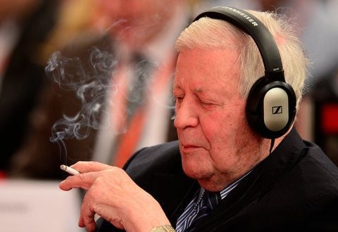Helmut Schmidt raucht «Gesundheitszigaretten, es sind Menthol-Zigaretten», wie SPD-Kanzlerkandidat Steinbrück auf dem Parteitag in Hannover erklärte. (FOTO: DPA)
