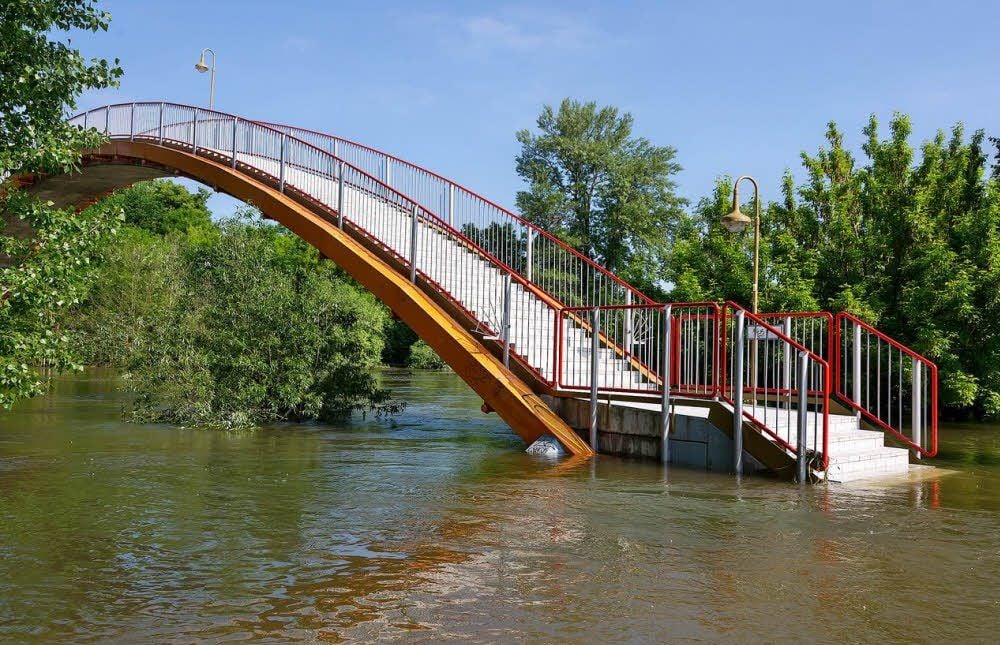 Der Weg zur Brücke zum Waldbad stand unter Wasser.