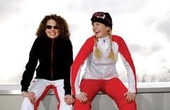Auf den ersten Blick nicht mehr als ein ganz normaler Fleece-Pullover: So genannte Softshells revolutionieren derzeit die Ski- und Outdoor-Mode. Dünn und leicht halten die Hightech-Stoffe so warm wie manche Daunenjacke.(Foto: dpa)