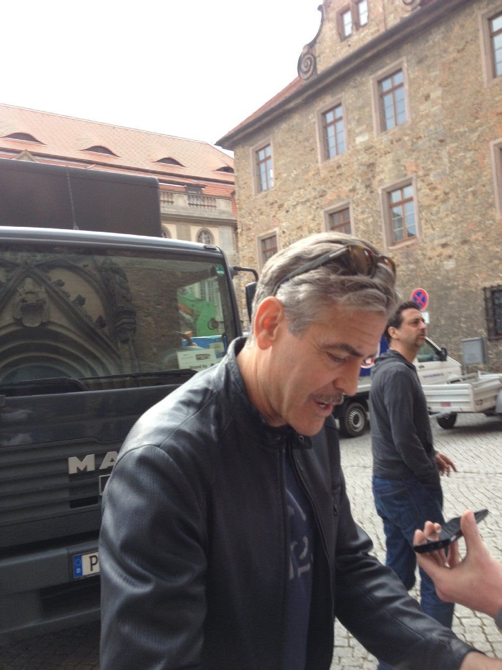 Ein Foto hier, ein Autogramm da - George Clooney nahm sich ein paar Augenblicke Zeit für seine Fans, die am Domplatz gewartet hatten, in der Hoffnung einen Blick auf den Oscar-Preisträger zu erhaschen.