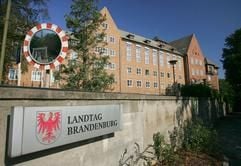 Das Gebäude des Brandenburger Landtags in Potsdam - Scheinbar unverwüstlich thront die vor mehr als 100 Jahren errichtete frühere Reichskriegsschule wie eine Trutzburg auf dem Potsdamer Brauhausberg, doch das Gebäude verfällt. (Foto: dpa)