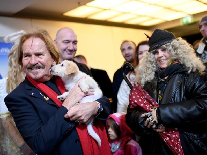 Frank Zander begrüßt seine Gäste im Hotel Estrel beim traditionellen Weihnachtsessen für Bedürftige. Foto: Britta Pedersen