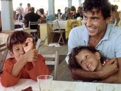 Die Szene aus einem privaten 8mm-Film zeigt den Schauspieler Horst Buchholz mit seinen beiden Kindern Christopher (l) und seiner Tochter, die inzwischen Simran Kaur Khalsa heißt. (Foto: dpa)