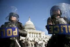Schwer bewaffnete Polizisten sichern das Gelände rund um das Weiße Haus in Washington. (Foto: dpa)