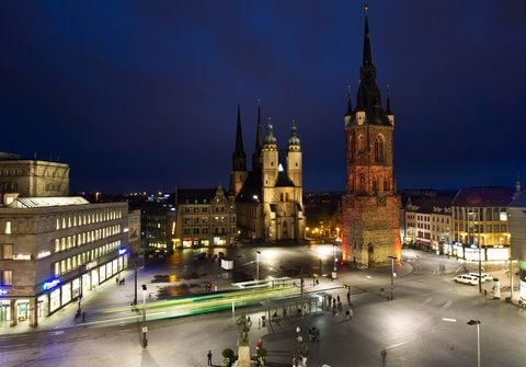 Das Modekaufhaus Wöhrl (hier links) auf dem halleschen Marktplatz. (ARCHIVFOTO: DPA)